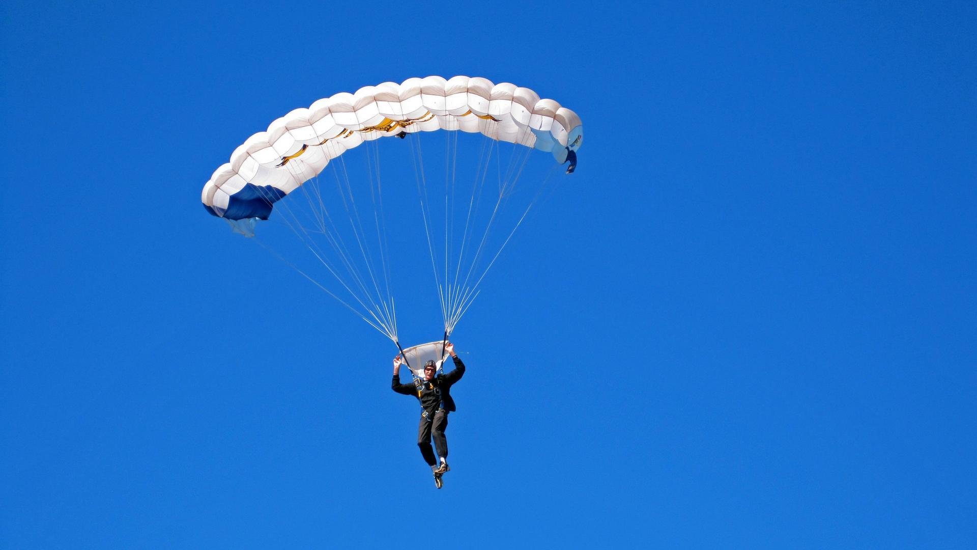 世界田径：肯尼亚长跑名将屡破纪录，赛场火爆！，肯尼亚著名长跑运动员